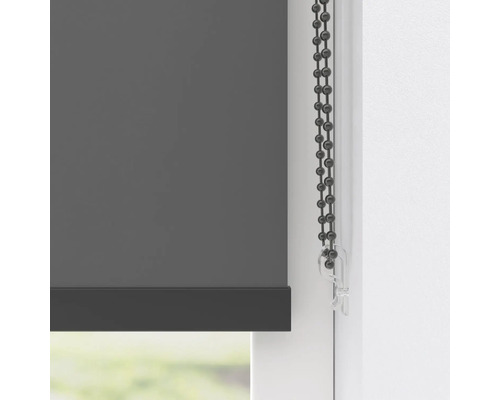 Graues Rollo mit Kettenzug am Fenster