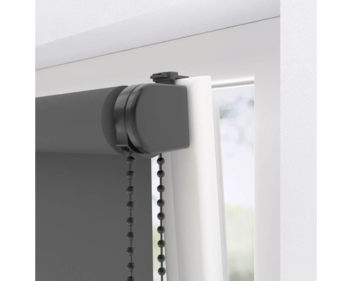 Detailaufnahme einer grauen Fensterrollo mit Bedienkette
