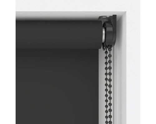 Rollo mit Kettenzug am Fenster