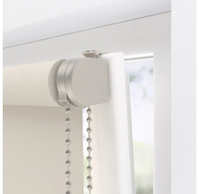 Detailansicht eines Rollos mit Kettenzug zur Fensterdekoration