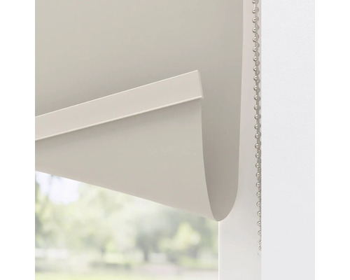 Detailansicht einer grauen Rollos mit Kettenzug