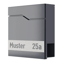 Briefkasten mit Hausnummer und Namensschild