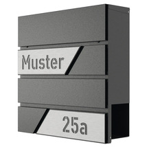 Briefkastenanlage mit Hausnummer und Namensschild