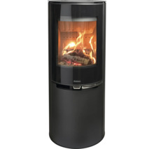 Schwarzer Kaminofen mit brennendem Holz