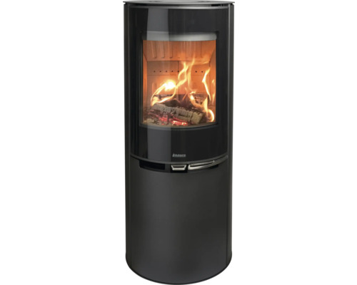 Schwarzer Kaminofen mit brennendem Holz