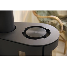 Detailansicht eines Pelletofens mit runder, konzentrischer Oberfläche.