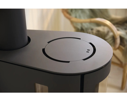 Detailansicht eines Kaminofens mit runder Abdeckung