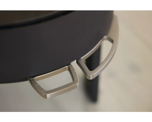 Detailansicht eines runden Holzkohlegrills mit Griffen