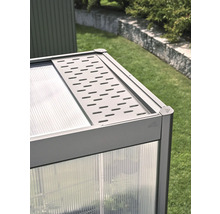 Detailansicht eines Gewächshauses mit Belüftungsklappe auf dem Dach und Strukturglas