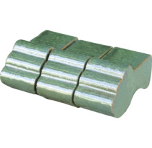 Grüne Keramikfliese mit gewellter Oberfläche