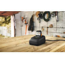 Akkuladegerät mit Akku auf einem Holztisch