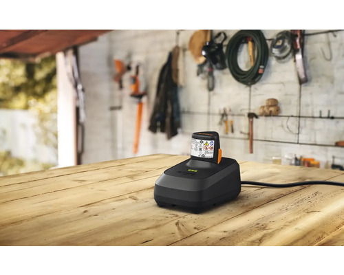 Akkuladegerät mit Akku auf einem Holztisch