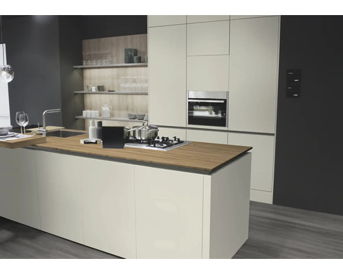 Moderne Küche mit Kochinsel, Spüle und Einbaubackofen