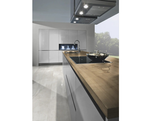 Moderne Küche mit Kochinsel, Dunstabzugshaube und Einbauschränken für ein helles und organisiertes Ambiente.