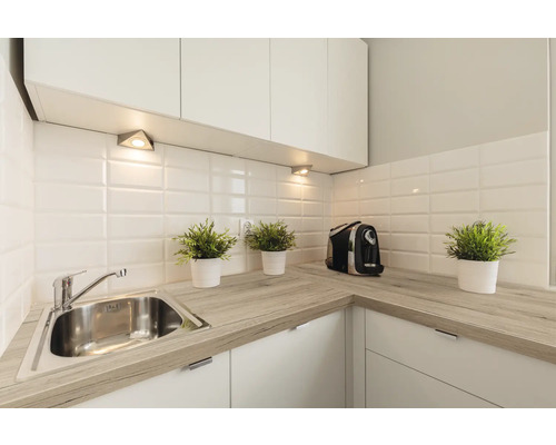 Moderne Küche mit Spüle, Arbeitsplatte, Fliesen und Beleuchtung