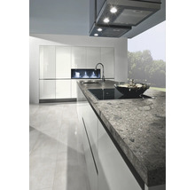 Moderne Küche mit Kochinsel, Dunstabzugshaube und polierter Oberfläche