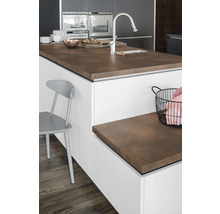 Kücheninsel mit Spüle, Armatur und Arbeitsplatte in matter Optik