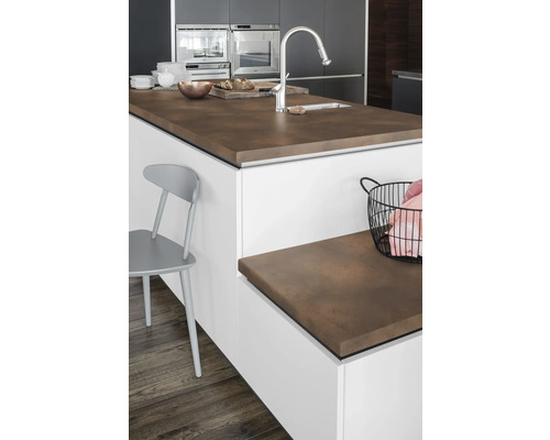 Kücheninsel mit Spüle, Armatur und Arbeitsplatte in matter Optik