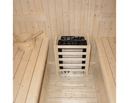 Sauna Innenansicht mit Holzbänken und Saunaofen