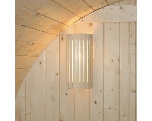 Holzwandleuchte an einer Holzwand