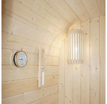 Sauna-Interieur mit Thermometer, Hygrometer und Lampe