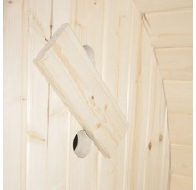 Holzfassade mit einem montierten Holzstück