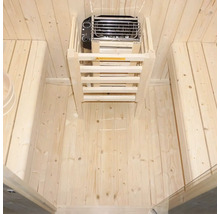 Innenansicht einer Sauna mit Saunaofen und Holzbänken