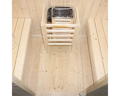 Innenansicht einer Sauna mit Saunaofen und Holzbänken