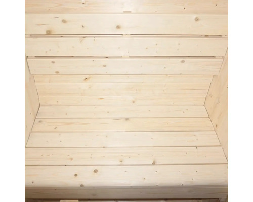 Innenansicht einer Gartensauna aus Holz