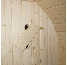 Detailansicht einer Holzsauna mit Lüftungsklappe