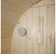 Saunazubehör an einer Holzwand: Thermometer und Sanduhr