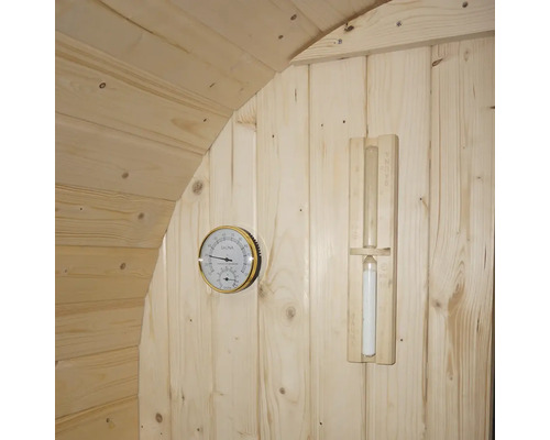 Saunazubehör an einer Holzwand: Thermometer und Sanduhr