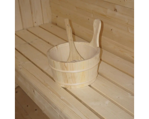 Holzeimer mit Schöpfkelle in einer Sauna