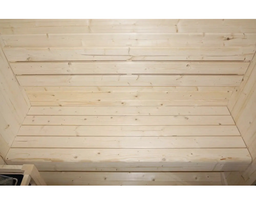 Innenansicht einer Sauna mit Holzverkleidung an Wänden und Decke