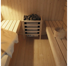 Innenaufnahme einer Sauna mit Bänken, Saunaofen und Saunazubehör