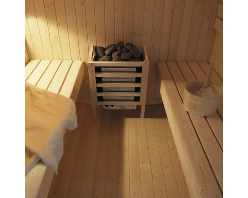 Innenaufnahme einer Sauna mit Bänken, Saunaofen und Saunazubehör