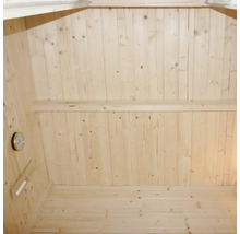 Innenansicht einer Sauna mit Holzwänden, Sitzbank und Thermometer