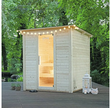 Holzsauna im Außenbereich mit Lichterkette und offener Tür