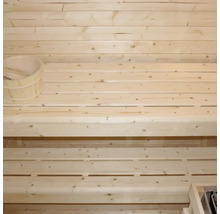 Holzsauna mit Holzeimer und Holzlöffel