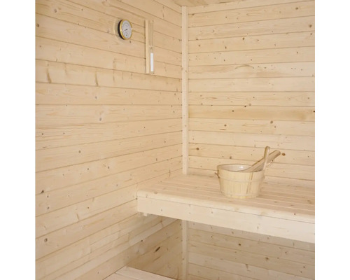 Sauna mit Holzwänden, Sitzbank, Thermometer und Holzkübel mit Schöpfkelle