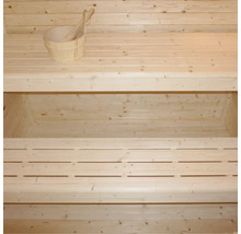 Innenansicht einer Sauna mit Holzbänken und einem Holzkübel mit Schöpfkelle