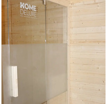 Detailansicht einer Duschkabine mit Milchglaselement und Griff vor einer Holzwand