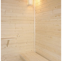Innenausstattung einer Sauna mit Holzverkleidung, Sitzbank und Lampe