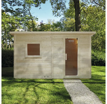 Holzsauna mit Fenster und Glastür im Garten