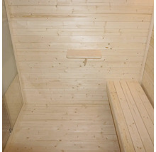 Innenansicht einer Sauna mit Holzwänden, Sitzbank und Ablagefläche