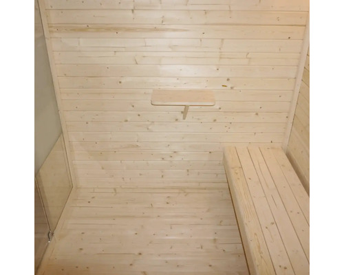 Innenansicht einer Sauna mit Holzwänden, Sitzbank und Ablagefläche