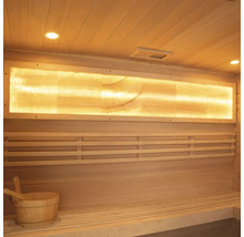 Innenansicht einer Sauna mit Holzeinrichtung, Beleuchtung und Saunakübel