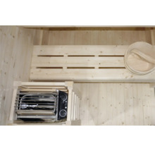 Innenausstattung einer Sauna mit Holzverkleidung, Bank, Saunaofen und Aufgusskübel mit Schöpfkelle