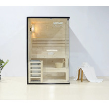 Freistehende Sauna mit Holzverkleidung, Glasfront und Inneneinrichtung