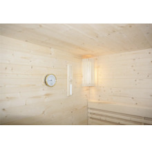 Sauna-Innenraum mit Holzverkleidung, Thermometer und Lampe